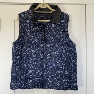 Gap Women’s TALL Navy Floral Puffer Vest